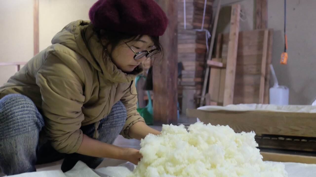 Brewing sake – Experience how the workers at a sake brewery control the fermentation of sake